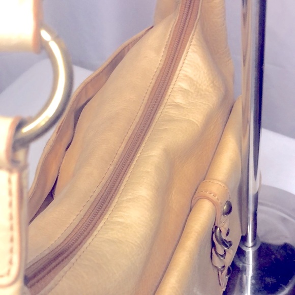 WILSONS LEATHER tan shoulder hand bag. Bronze hardware. Zipper closure on top. - Picture 7 of 15